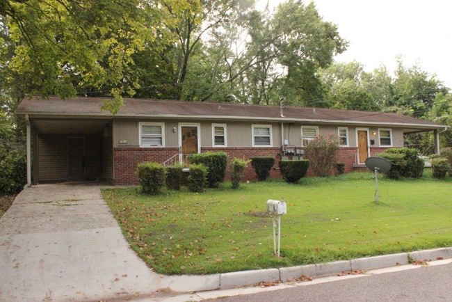 Nice North Knoxville Duplex With Carports in Knoxville, TN - Building Photo - Other