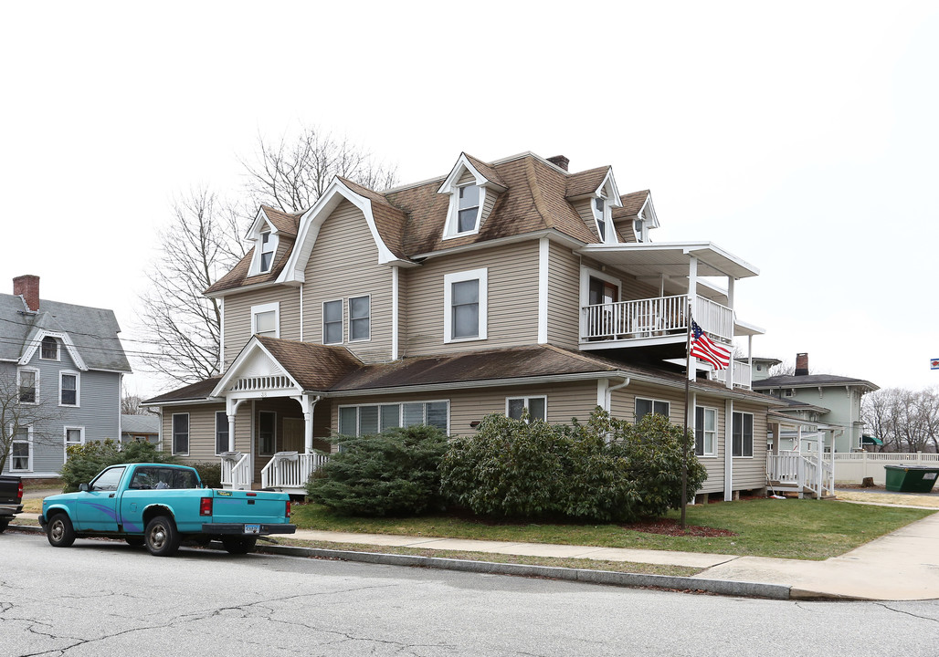 38 Lincoln Ave in Norwich, CT - Building Photo