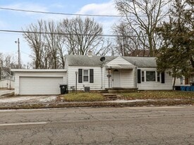 503 E Empire St in Bloomington, IL - Building Photo