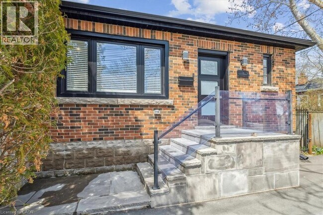 2113 New St in Burlington, ON - Building Photo - Building Photo