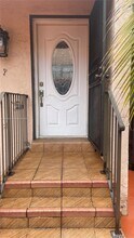 575 W Park Dr in Miami, FL - Building Photo - Building Photo