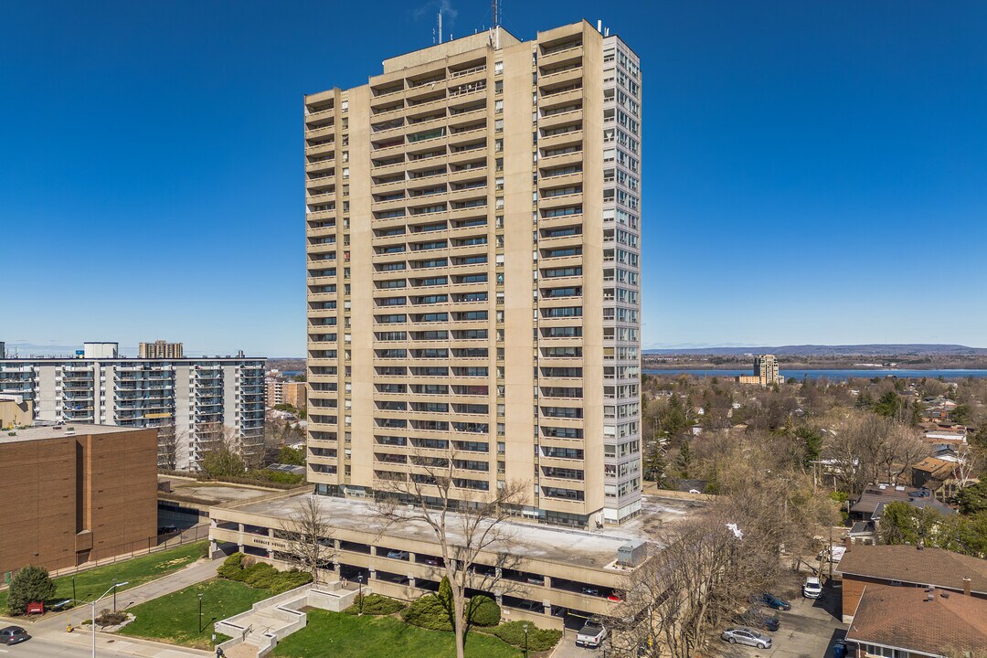 Bromley Square in Ottawa, ON - Building Photo