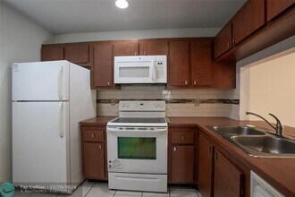 127 NW 93rd Ave in Pembroke Pines, FL - Building Photo - Building Photo