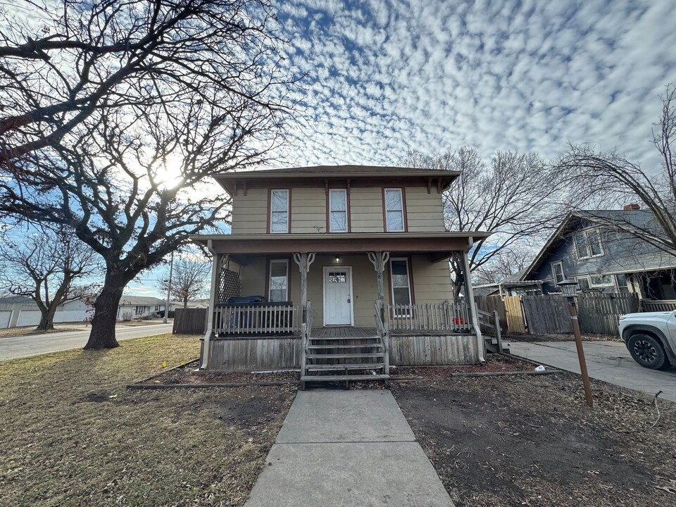 101 N Commercial Ave in Sedgwick, KS - Building Photo