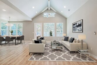 2308 Kellie Brooke Rd in Spicewood, TX - Foto de edificio - Building Photo