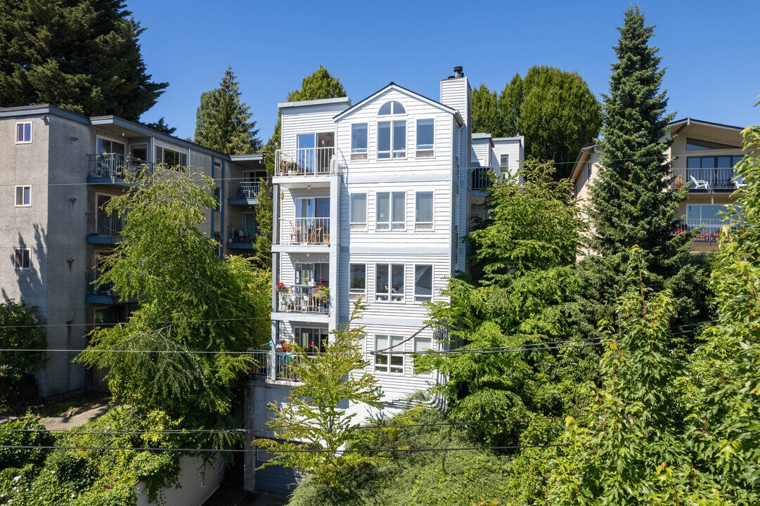 FOUR SEASONS CONDOMINIUM in Seattle, WA - Building Photo