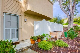 1228 Evergreen Dr in Encinitas, CA - Foto de edificio - Building Photo