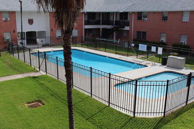 Colonial Arms Apartments in Port Lavaca, TX - Foto de edificio - Building Photo