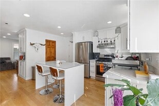 37 E Howard St in Pasadena, CA - Building Photo
