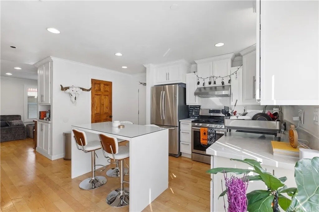 37 E Howard St in Pasadena, CA - Building Photo