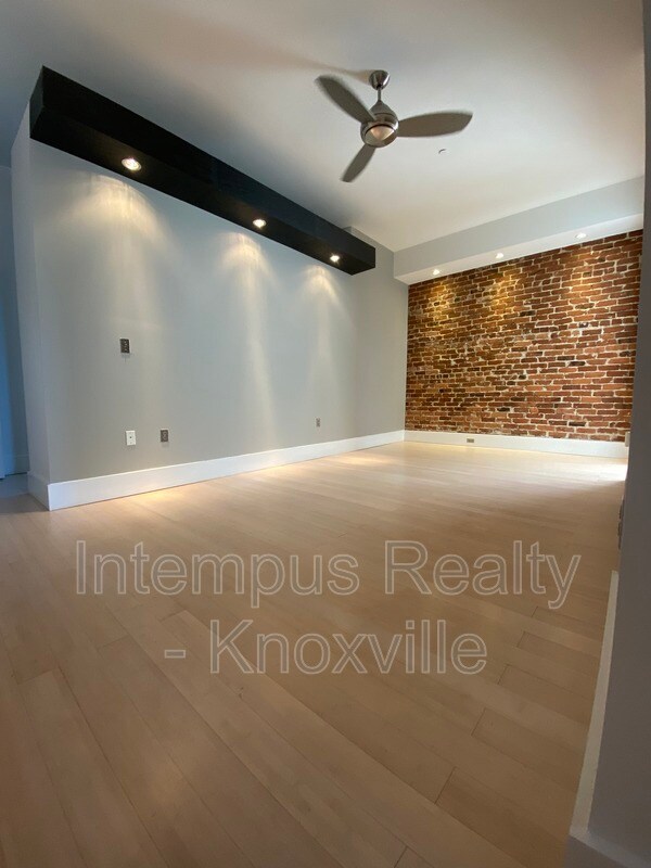 106 W Summit Hill Dr SW in Knoxville, TN - Building Photo - Building Photo