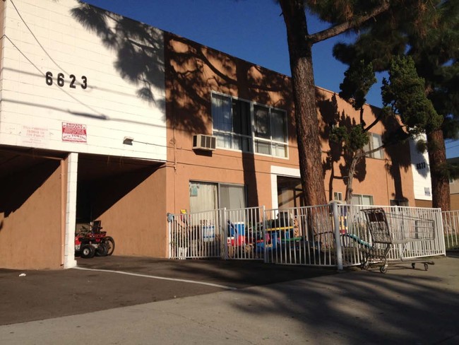 Fulton Apartments in Van Nuys, CA - Foto de edificio - Building Photo