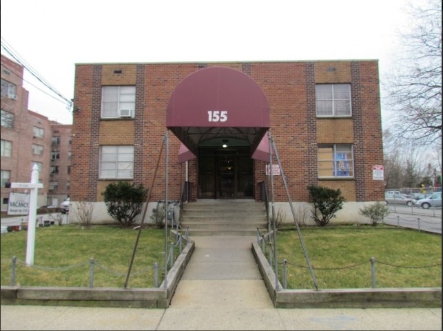 155 Pine Street in Freeport, NY - Foto de edificio