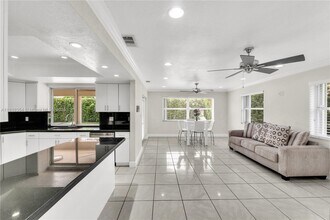 8482 NW 166th Terrace in Hialeah, FL - Foto de edificio - Building Photo