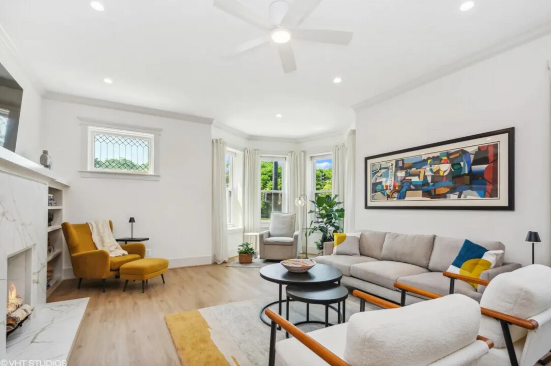 2956 W Logan Blvd, Unit 1 in Chicago, IL - Building Photo