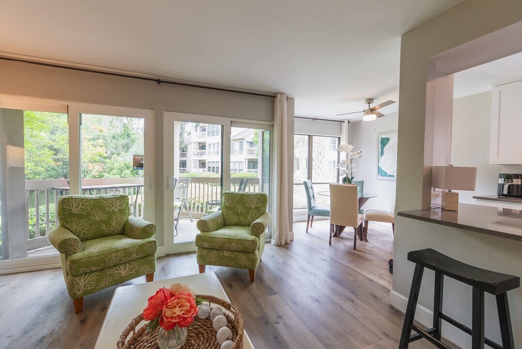 77 Lighthouse Rd in Hilton Head Island, SC - Building Photo