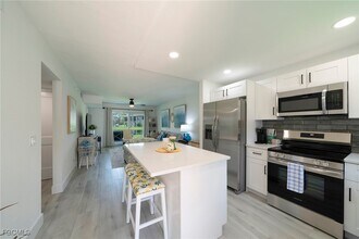 16881 Davis Rd in Ft. Myers, FL - Foto de edificio - Building Photo