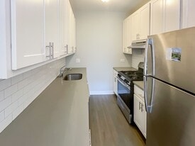 429 W Surf St, Unit 3B in Chicago, IL - Building Photo
