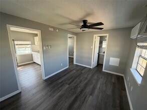 5616 Avenue R, Unit 2 in Galveston, TX - Building Photo - Building Photo