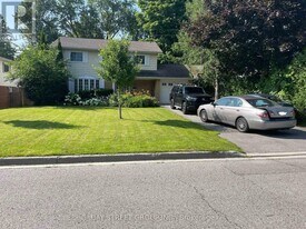 129 Sherwood Forest Dr in Markham, ON - Building Photo