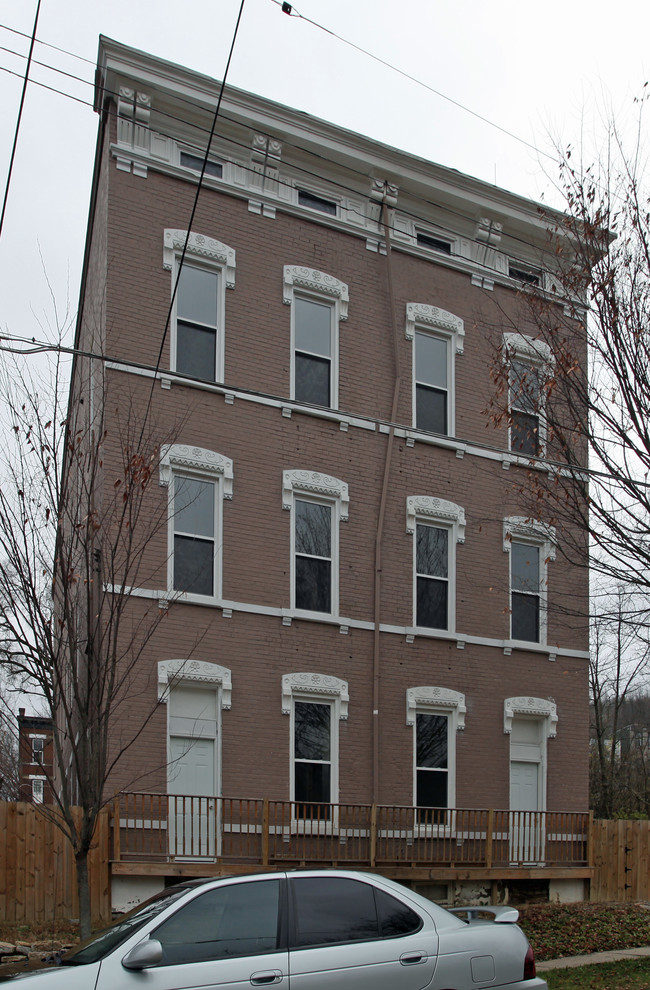 2238 Selim Ave in Cincinnati, OH - Foto de edificio - Building Photo