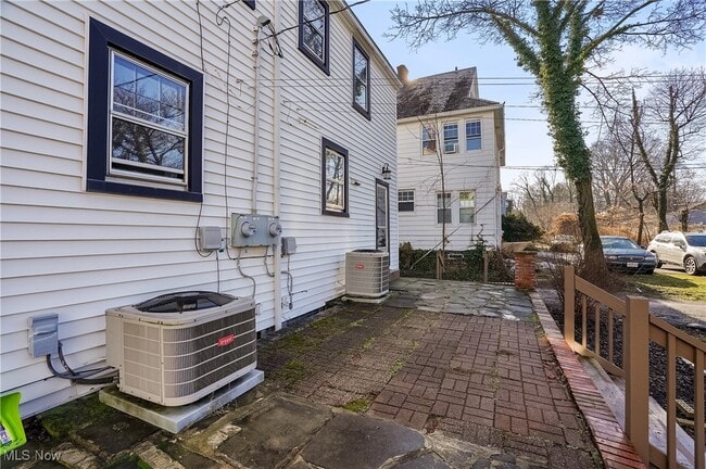 2292 S Overlook Rd in Cleveland Heights, OH - Building Photo - Building Photo