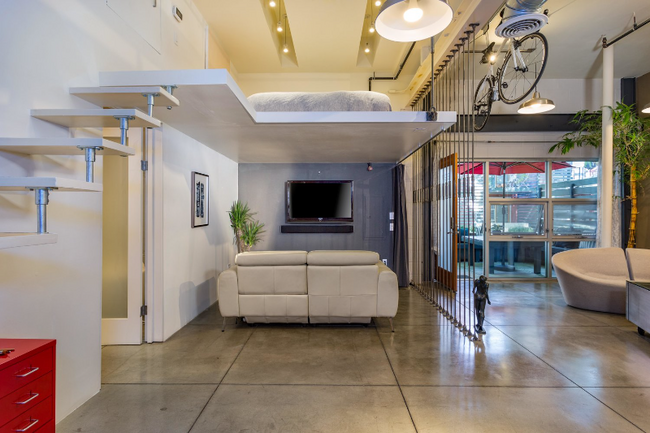 827 Pine Ave in Long Beach, CA - Building Photo - Building Photo