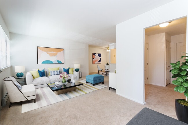 Town and Country Luxury Apartments in Hampton Bays, NY - Building Photo - Building Photo