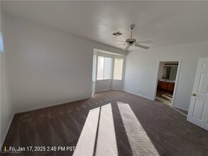 9401 Summer Rain Dr in Las Vegas, NV - Building Photo - Building Photo
