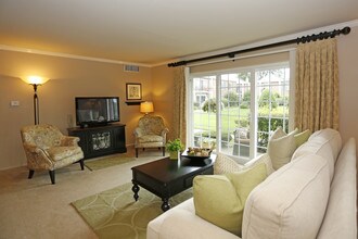 Courts Of Williamsburg in Lisle, IL - Building Photo - Interior Photo