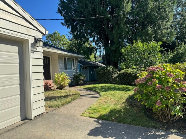 8550 SW 10th Ave in Portland, OR - Building Photo - Building Photo