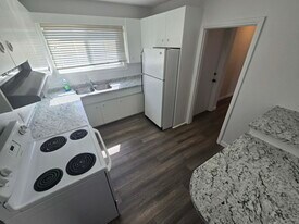 201 Gateway Rd in Winnipeg, MB - Building Photo