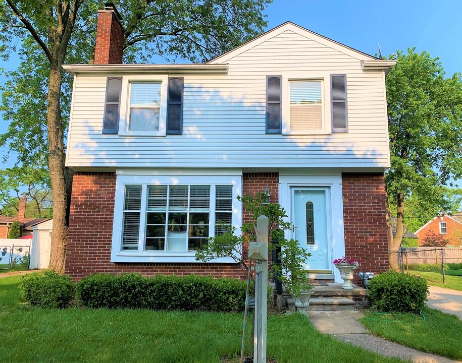 1527 S Eton St in Birmingham, MI - Building Photo