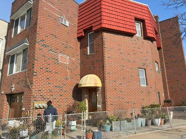 69-25 69th Pl in New York, NY - Building Photo - Building Photo