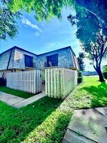 331 Lake Arbor Dr in Palm Springs, FL - Building Photo