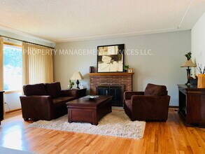 13924 E Burnside St in Portland, OR - Building Photo - Building Photo