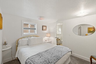 451 Broad St, Unit Garden View in Butte Falls, OR - Building Photo - Building Photo