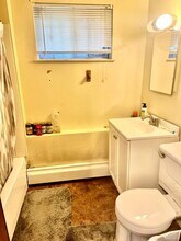 342 Wyona Ave in Lindenhurst, NY - Building Photo - Building Photo