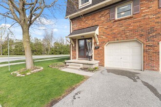 Gorgeous 3 Bedroom Townhome in Pondmills in London, ON - Building Photo - Building Photo