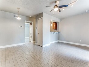 1503 N Garrett Ave in Dallas, TX - Building Photo - Building Photo