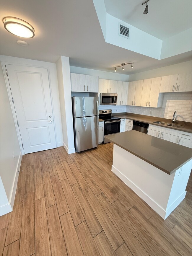 2122 NE 170th St, Unit B7 in North Miami Beach, FL - Building Photo - Building Photo