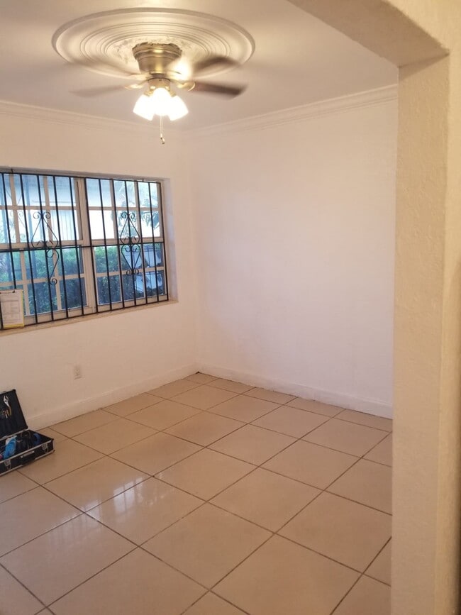 7043 NW 6th Ct, Unit Back Unit in Miami, FL - Foto de edificio - Building Photo