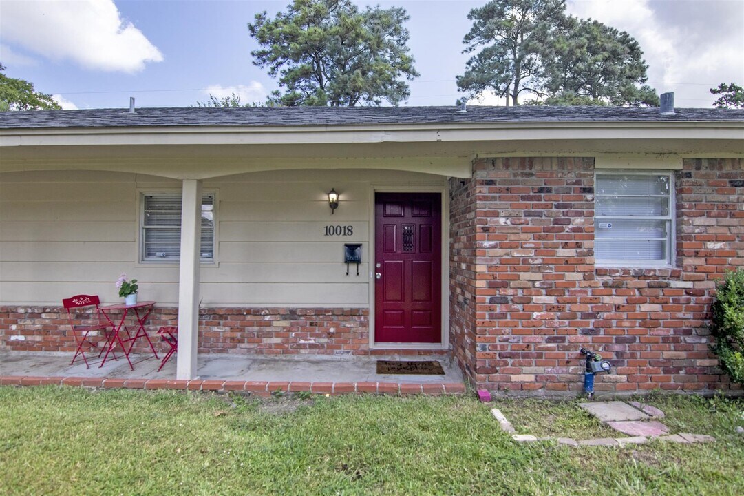 10018 Lazy Oaks St in Houston, TX - Building Photo