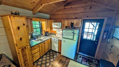 31 Cabin Row in Hendersonville, NC - Building Photo - Building Photo