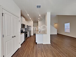 325 Pebble Beach Run in New Braunfels, TX - Foto de edificio - Building Photo