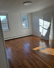 1143 Sassaquin Ave, Unit 2 in New Bedford, MA - Foto de edificio - Building Photo