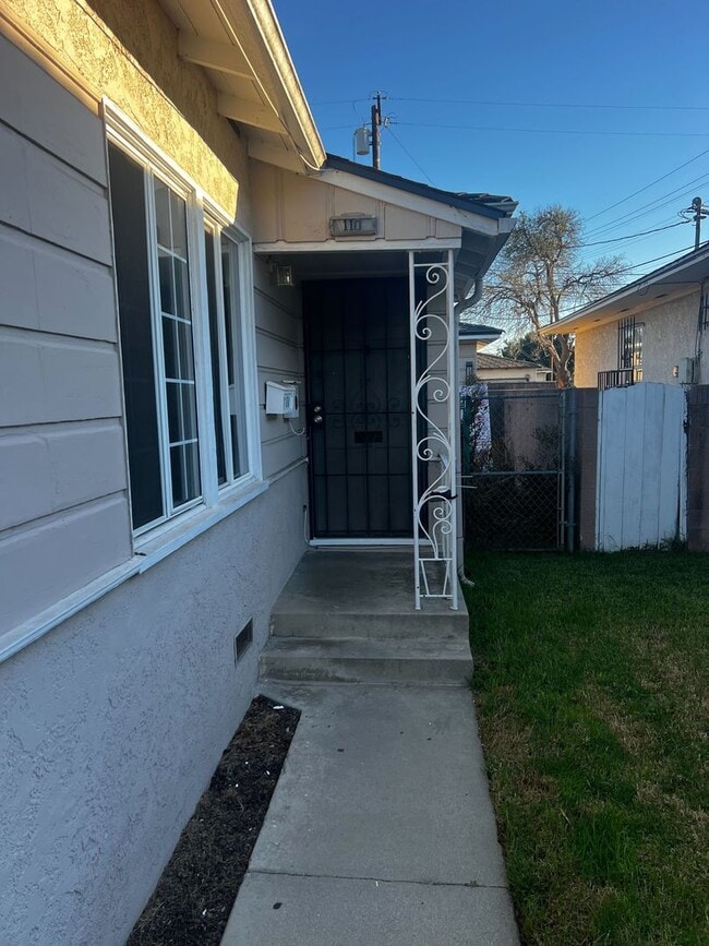 110-112 E Scott St in Long Beach, CA - Foto de edificio - Building Photo