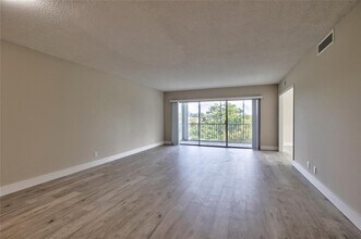 2800 N Palm Aire Dr, Unit 401 in Pompano Beach, FL - Building Photo - Building Photo