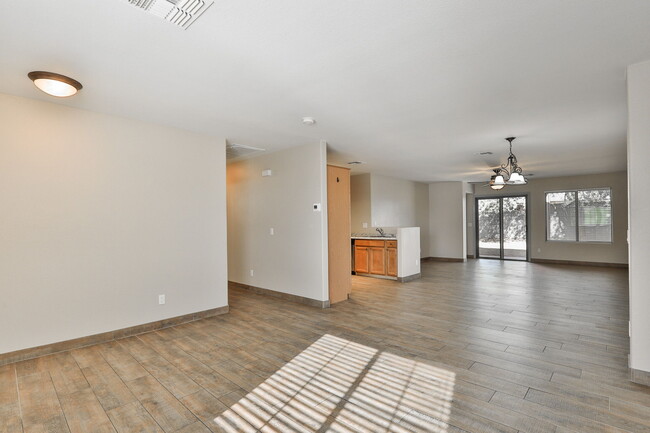 17420 W Calavar Rd in Surprise, AZ - Foto de edificio - Building Photo