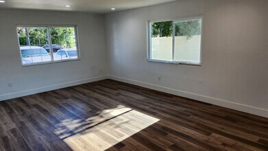 988 El Camino Dr in Costa Mesa, CA - Building Photo - Building Photo
